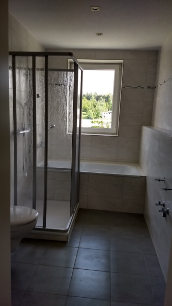 Bad mit Wanne und Dusche